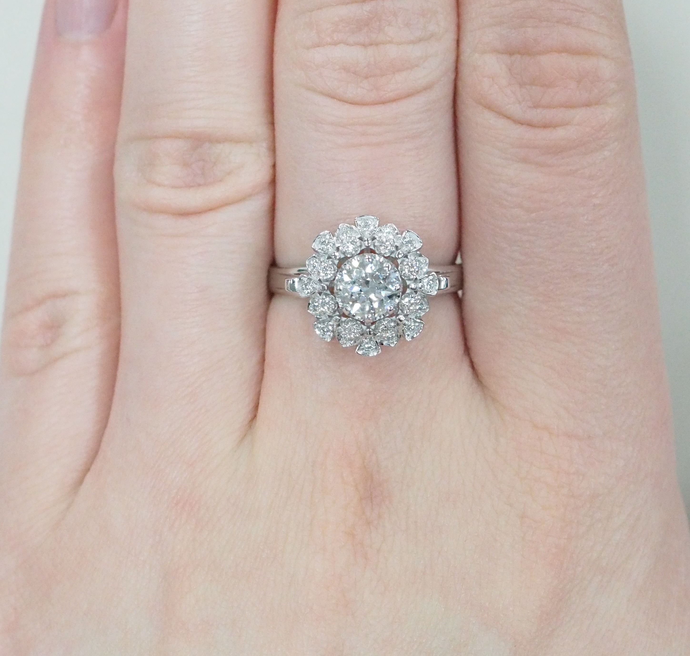 Кольцо из белого золота с бриллиантами